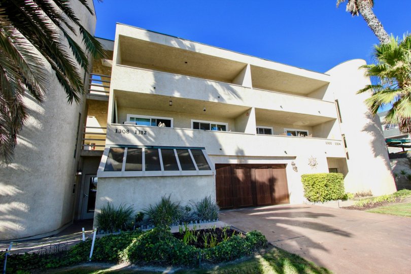 A sunny day in Peerless Shores has apartments with trees, plants