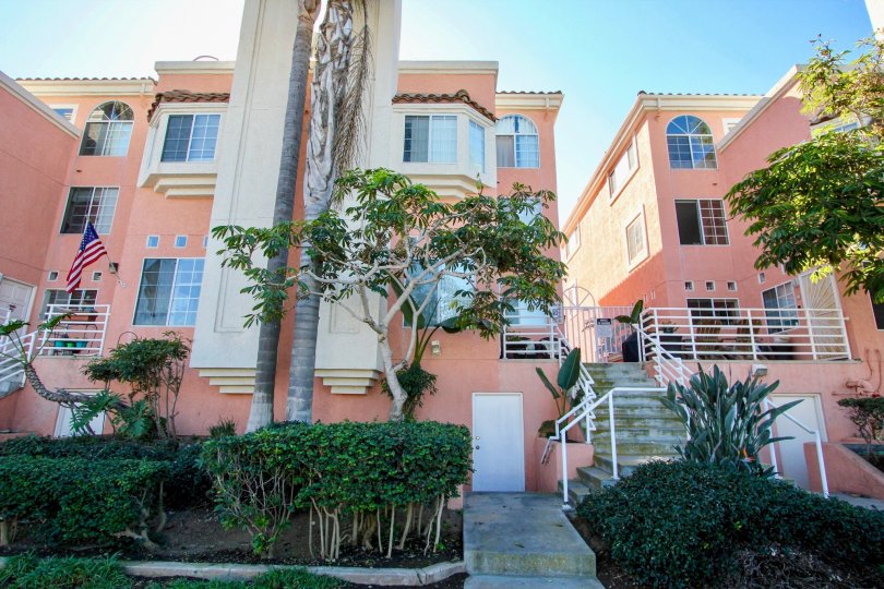 Villa's in Seaside villas hangered with country flag and has long trees and plants