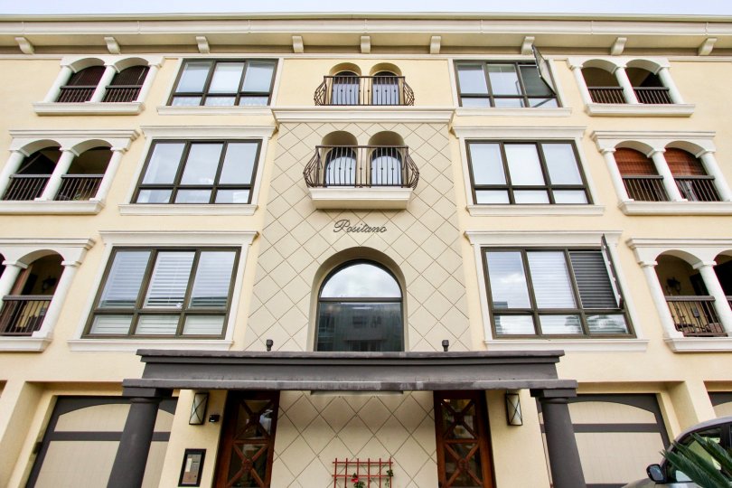 THE Positano IN LA JOLLA MOST ATTRACTIVE BUILDING NICE DESIGN WITH BALCONY VISITOR PLACE