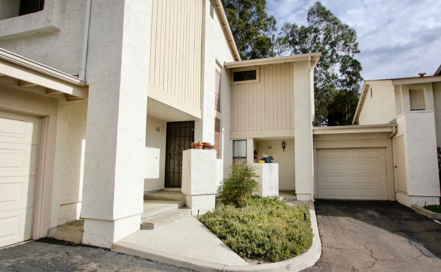 A villa with a small garden and car parking in Hillside Village of La Mesa