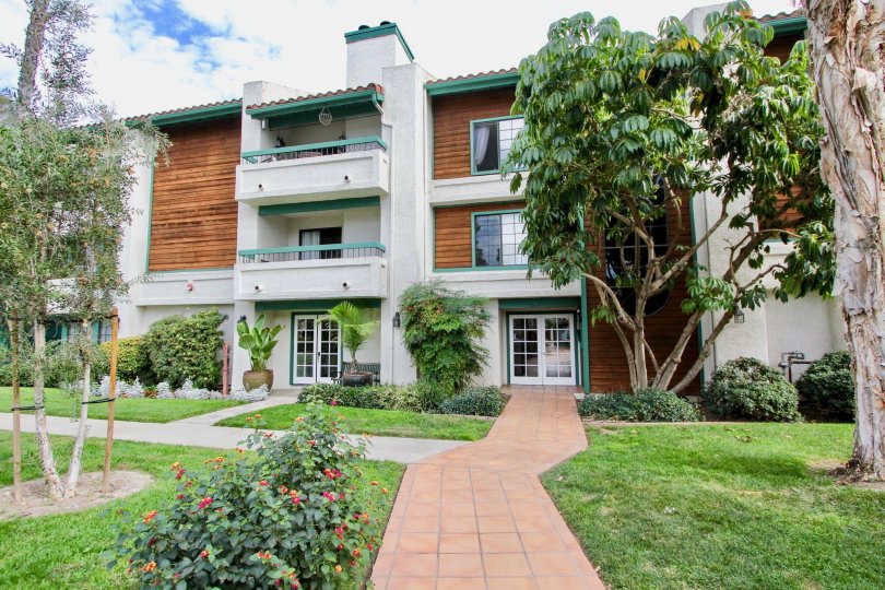 A sunny day in The Shasta Greens flat with beautiful Grden and street
