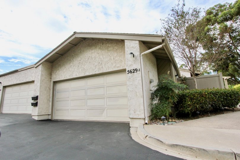 A villa with excellent parking place and trees beside in Smoke Tree of La Mesa