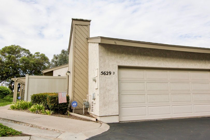 THE 5629 APARTMENT IN THE Smoke Tree WITH THE SHUTTER, PLANTS, TREES
