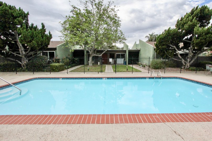 Villa Mesa Parks La Mesa with large pool and view on old trees