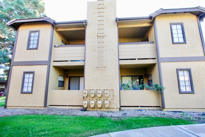 A green colour lawn in front of a House in Arbor Ridge of Mira Mesa