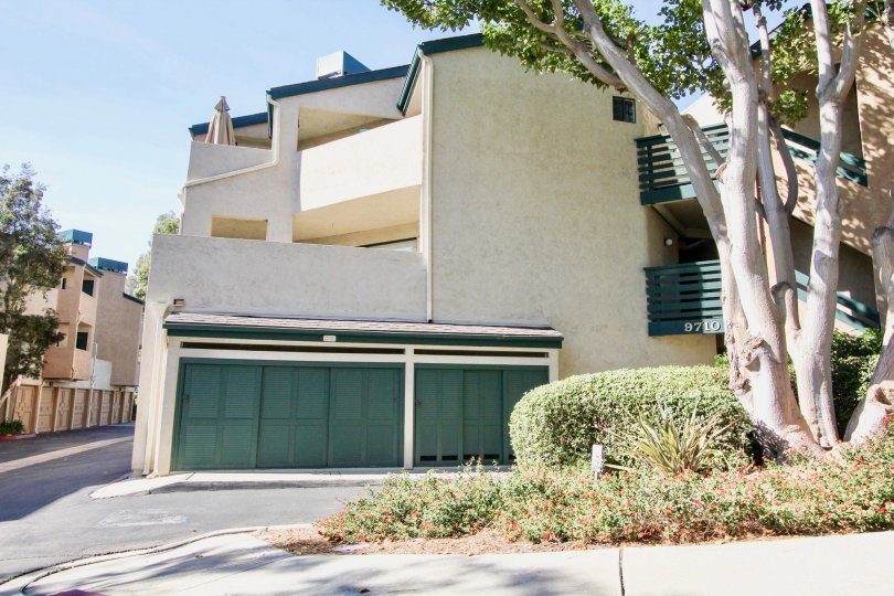 THE 9710 APARTMENT IN THE CREEKSIDE WITH THE BALCONI, SHUTTERS, TREES, PLANTS
