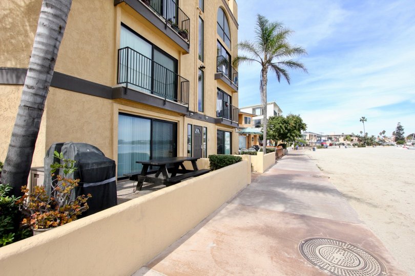 A sunny day in the area of Casa Bahia, sidewalk, trash can, picnic table, balcony