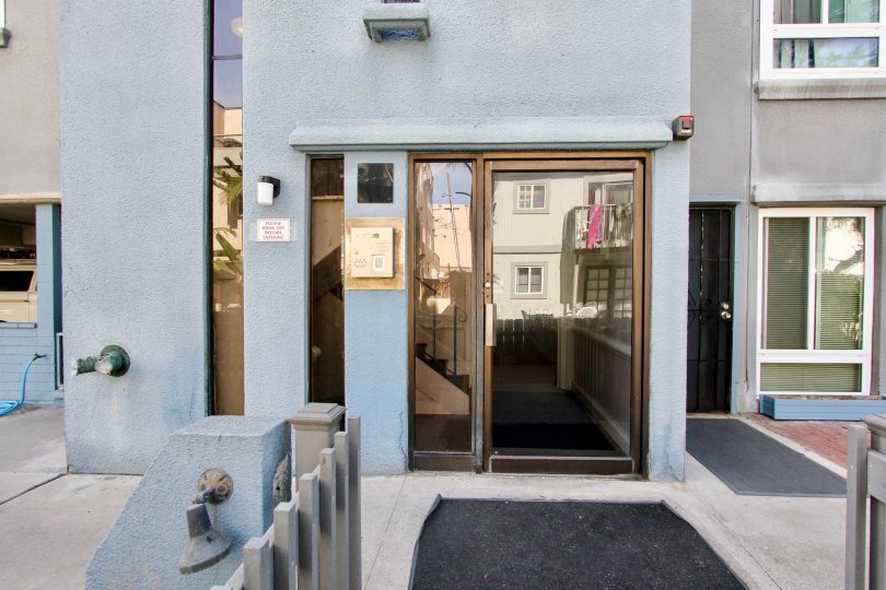 A GLASSY DOORS IN THE MISSION BEACH WITH GOOD COLOURS