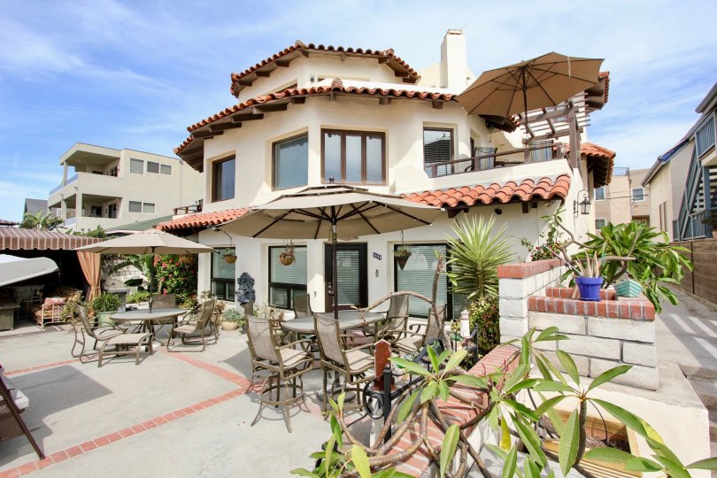 This oceanfront hotel is 10 minutes' drive to Sea World Park and within 20 minutes' drive of the University of California. The San Diego Bay area offers many activities including water sports, bicycling, surfing, tennis and shopping. Mission Beach is a gr