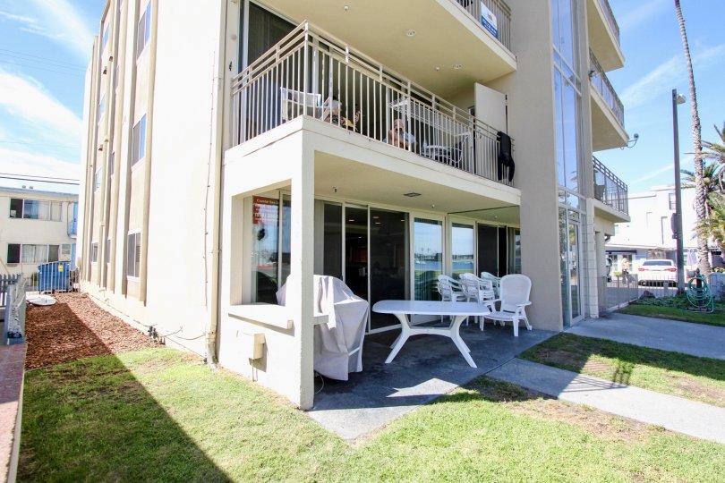 Sunny day in Santa Clara, California, at a bright apartment complex.