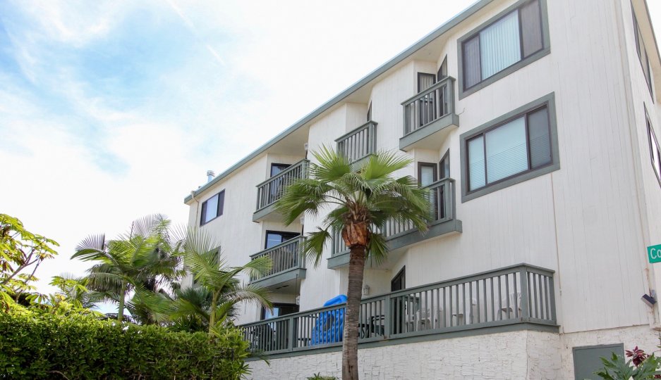 A white apartment building in the Fijian Community in Mission Beach California.