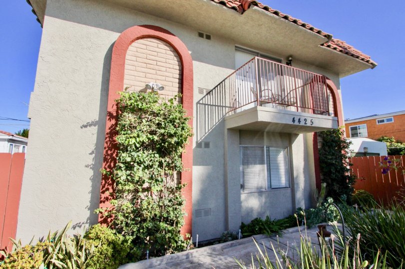 A house with number 4425 and a vines on its walls in Louisiana 5 Community