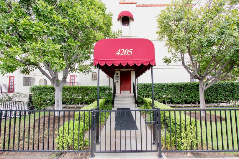A sunny day in Mission Gardens at the 4205 building.