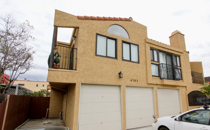 An overcast sky above the nouse in Sunflower neighborhood in North Park