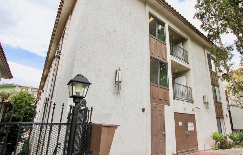 The apartment in the Villa Sao Miguel has light lamp at the side