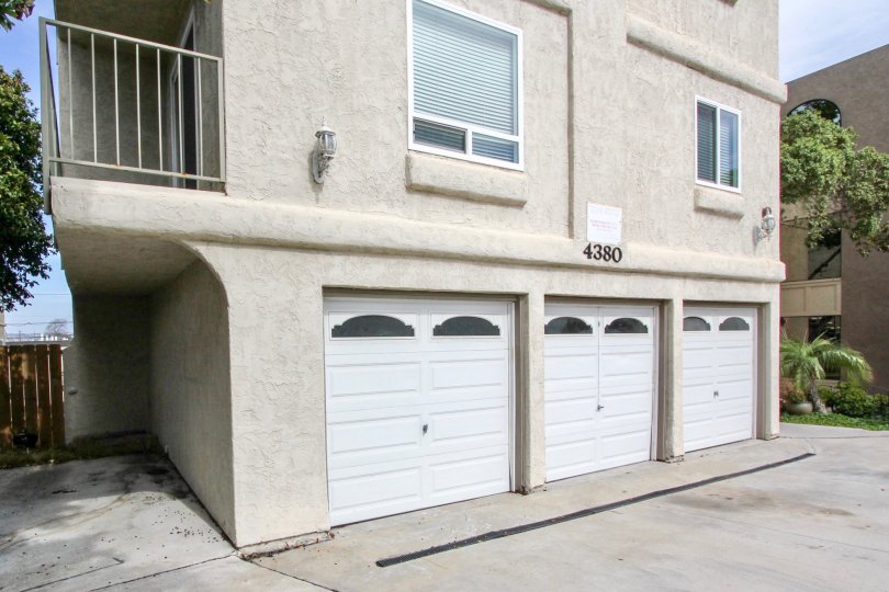 A house with number 4380 has lamp and glass door with balcony