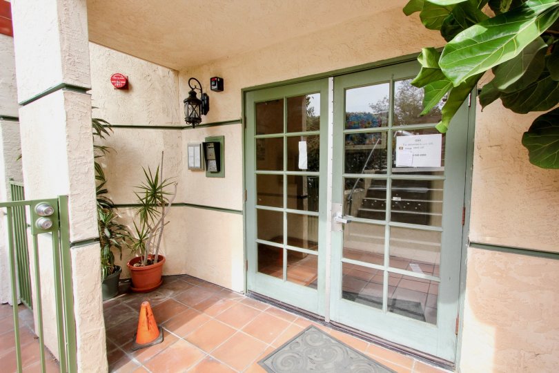 An entryway to the Sunset view community in Ocean Beach CA