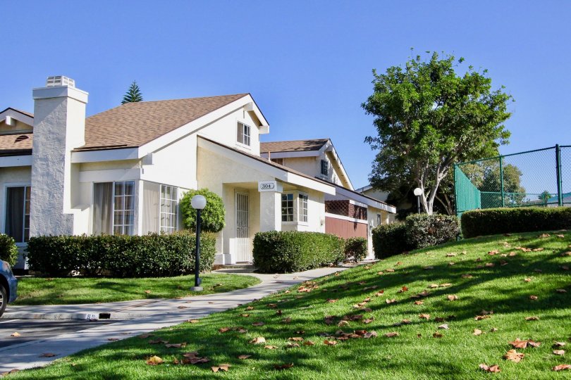 It's a beautiful backyard of a building with green grass around.