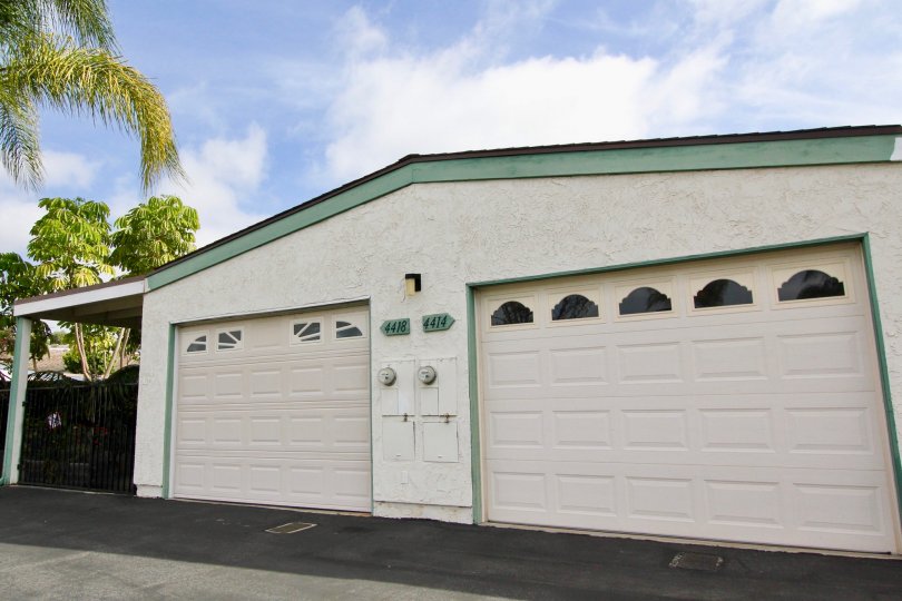 Oceana Mission consists mainly of mostly stick built 2 bedroom/2bath attached single story homes with 1 car garage and carport (or covered courtyard). A few Oceana Mission homes have 2 car garage and the ones on premium lots have excellent views. As of th