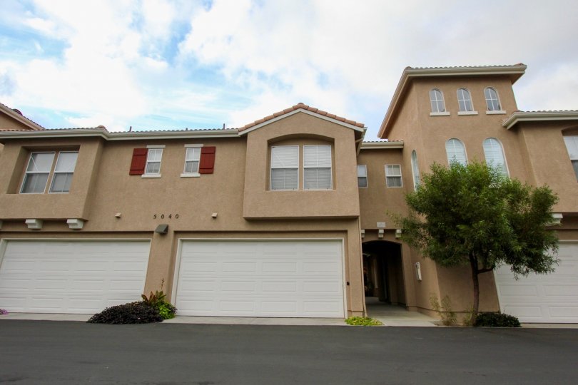Curve shaped slanting roof with narrow passage to the home in Vista Monte.
