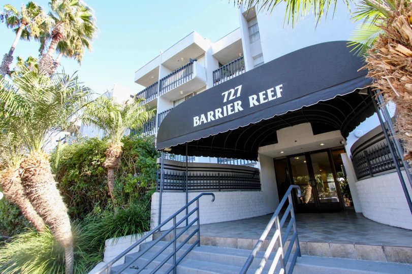 THE 727 BUILDING IN THE BARRIER REEF WITH THE UPSTAIRS, PLANTS, TREES, BALCONIS