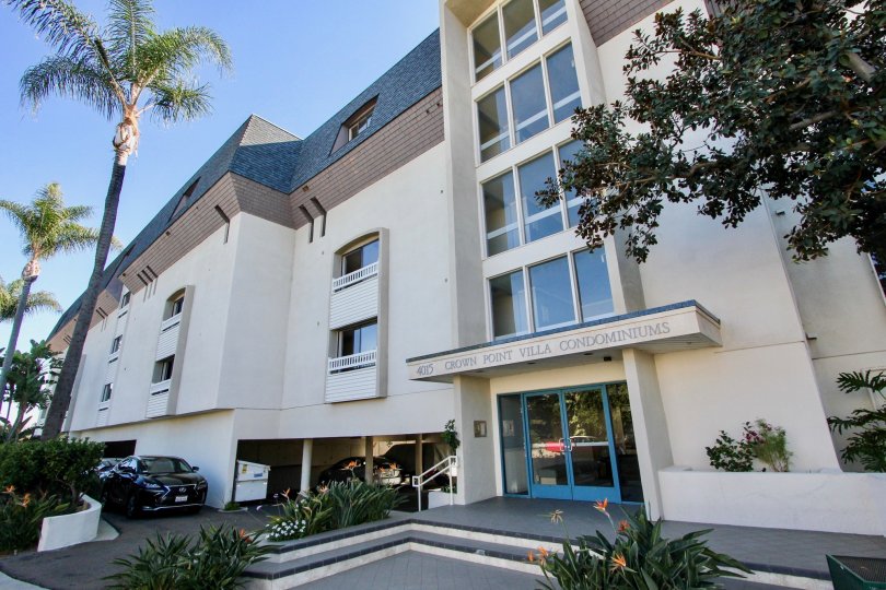 a warm day in the crown point villas with a building that is numbered as 4015