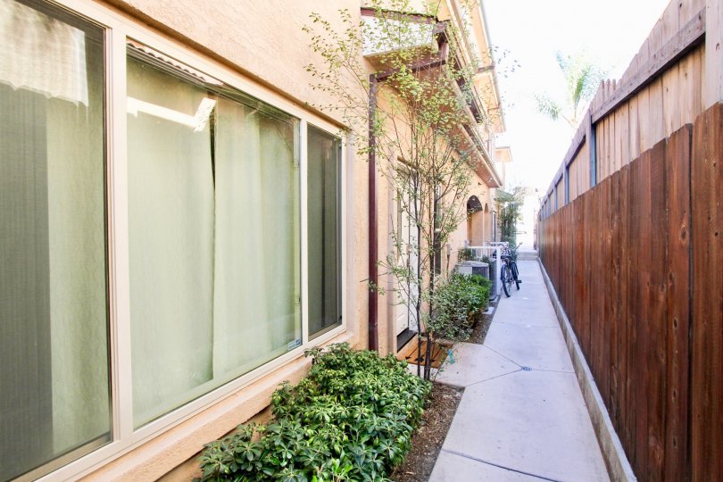 A small green garden with parking place in Felspar Views of Pacific Beach