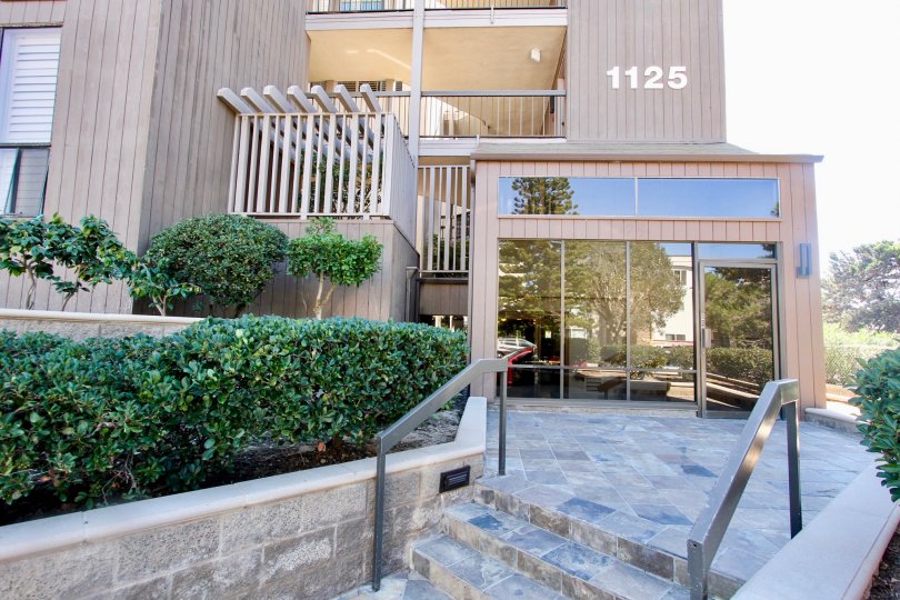 The front entrance of Sanderling with greenary around