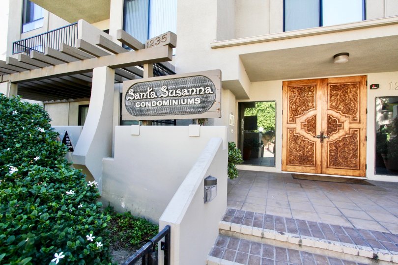 THE 1235 APARTMENT IN THE SANTA SUSANNA WITH THE WOODEN DOOR, FLOWER PLANT