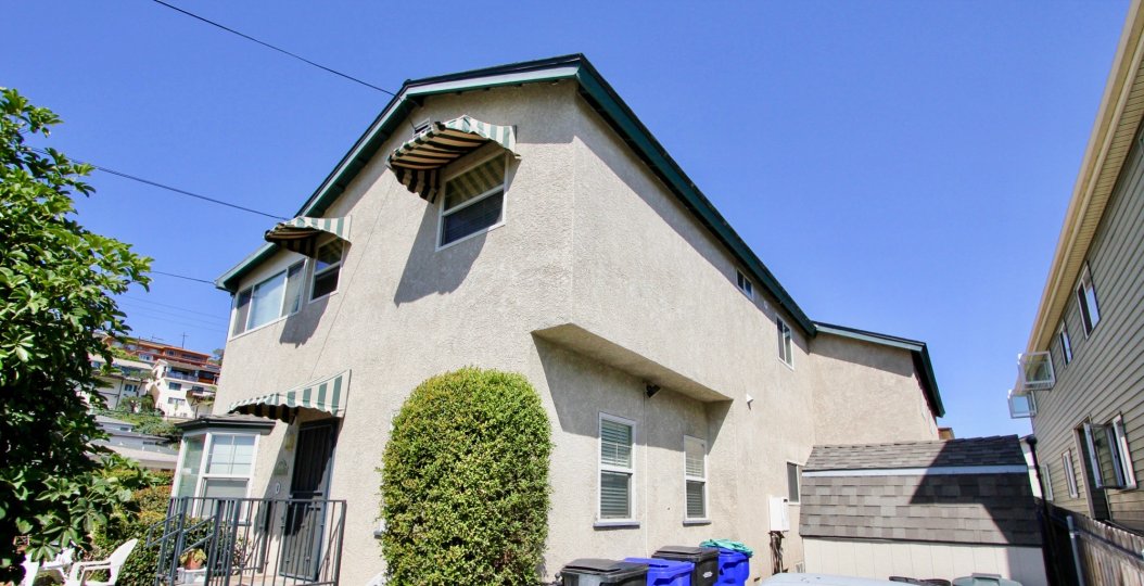 Upward angle shot of a home in Point loma, California. This is in the Oliphant Condos