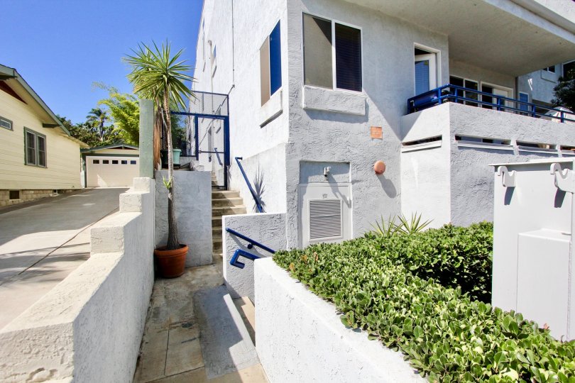 Beautiful Whit Fully Gated condo with balcony in the Community