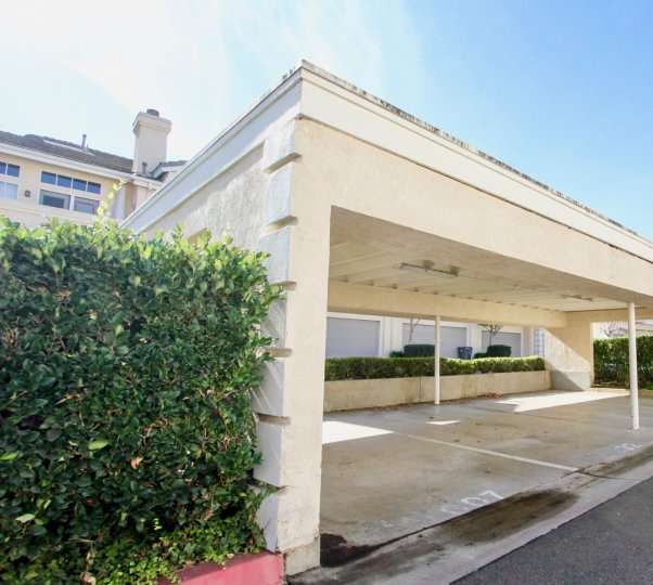 In the apartment of Provencal, has car facilities with surround bushes