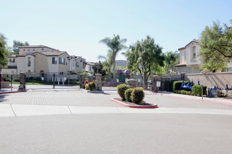 THE BUNGALOWS IN THE SAVONA WITH THE TREES, GATES, PLANTS, MACHINE, THAR ROAD