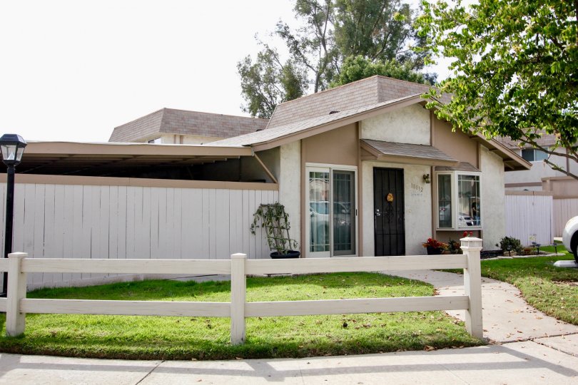 A sunny day in the area of Santana Ranch, wooden fence, condo, gated door, car, walkway