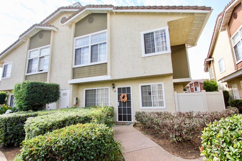 House in California, Santee. Garden. Townhouse with path and bushes