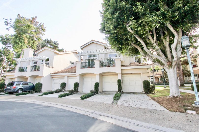 Capri are beautiful townhomes in the prestigous Renaissance subdivision of University City. Located near a large greenbelt, these condominiums are in walking distance to UTC shopping and restaurants. Floorplans range from 1 to 2 bedrooms, 727 to 1185 squa