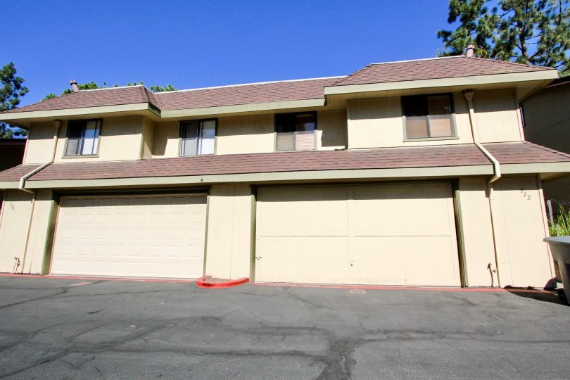 a home that have two garages in ground floor from the city of vista