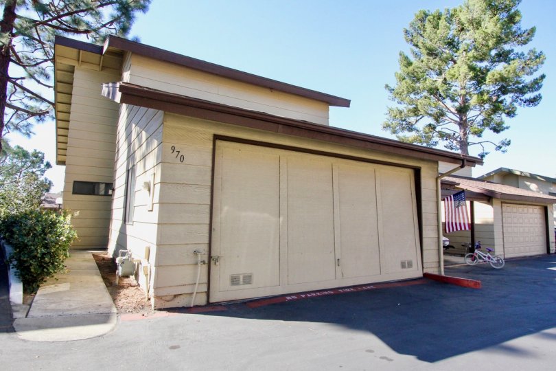 Large house with ample parking space in a sunny neighborhood of Marlin Terrace