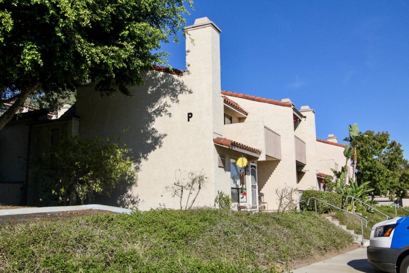 Both sides of the stairs has meadows in Vista De Vista