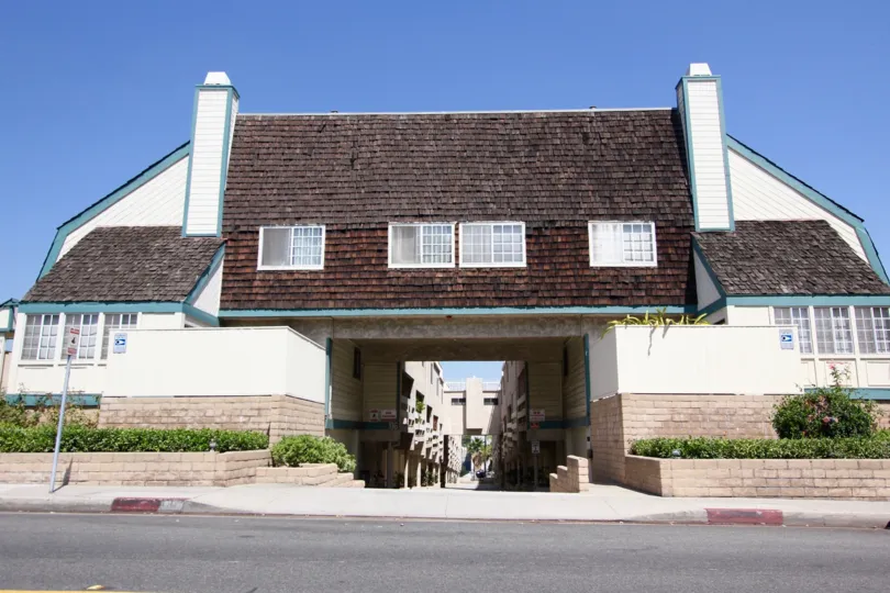 The building at 116 S Chapel Ave in Alhambra California