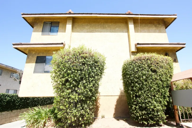 The landscaping around 324 N Stoneman Ave in Alhambra California