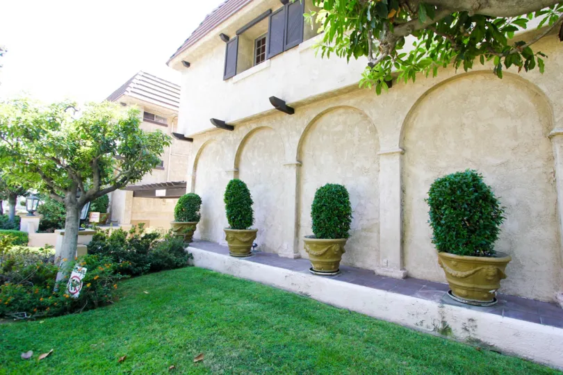 The yard in front of Alhambra Townhouse