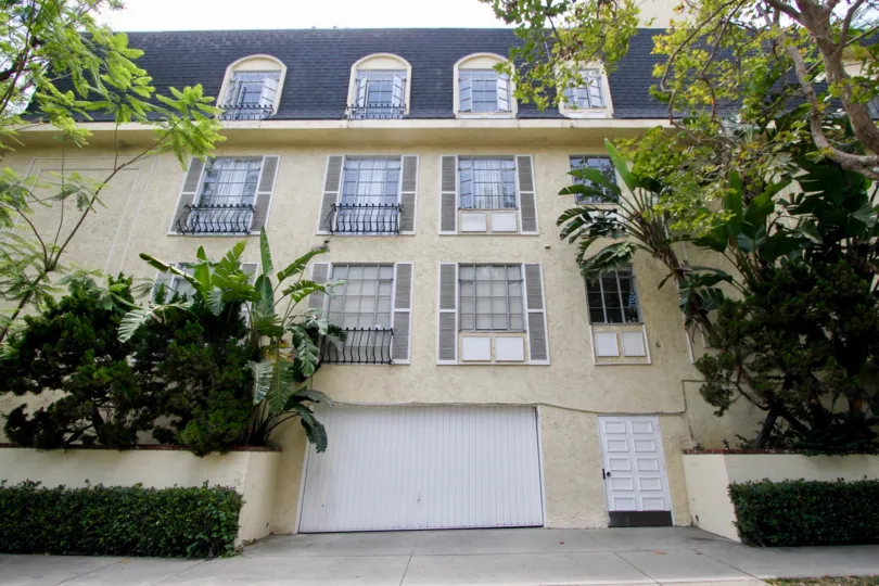 An amazinly beautiful view of 100 S Wetherly, Beverly center, california