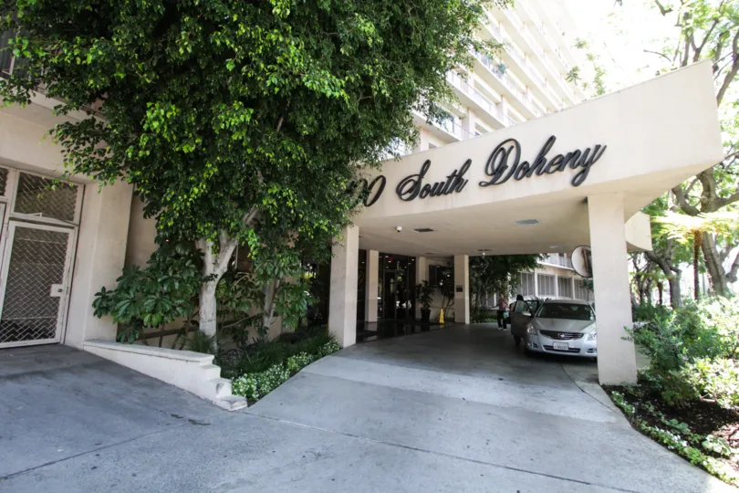 The drive up to 100 South Doheny