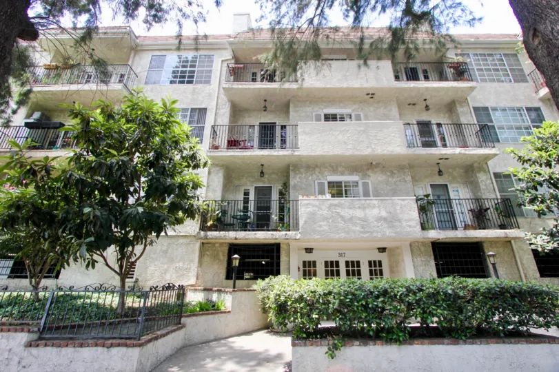 A sunny day at the front part of the 317 S Holt's community in Beverly Center, CA