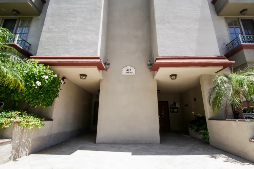 A double entrance into Arnaz Plaza