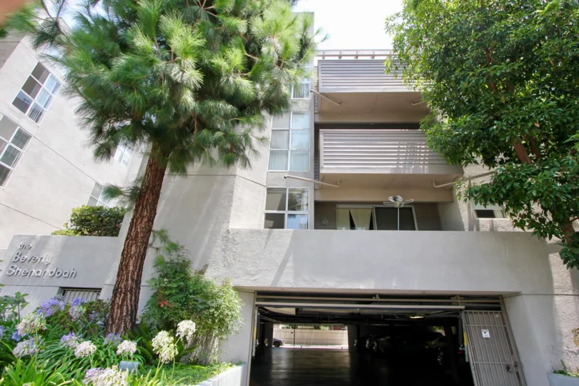 Beverly shenandoah senior living at its finest, always sunny and comfortable in the convenient area of beverly center - close to shopping and doctor offices