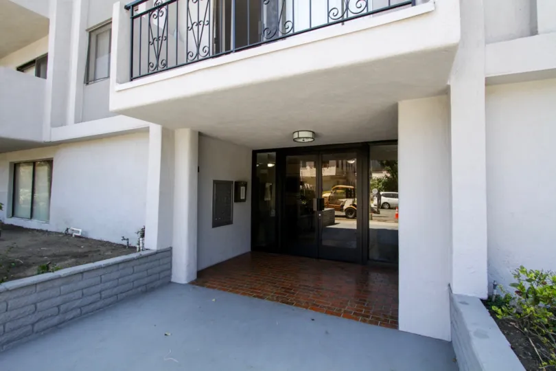 The entryway into Granada Sqaure in Beverly Center