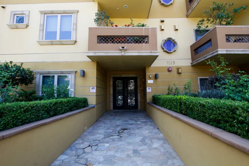 The entryway into Shenandoah Condos