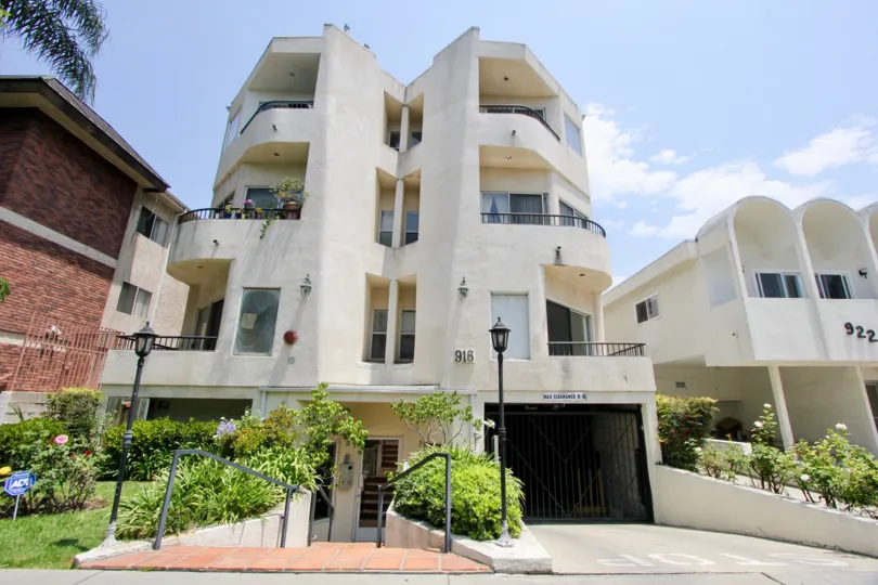 Creamy buildings of Shenandoah Place, Beverly Center, California